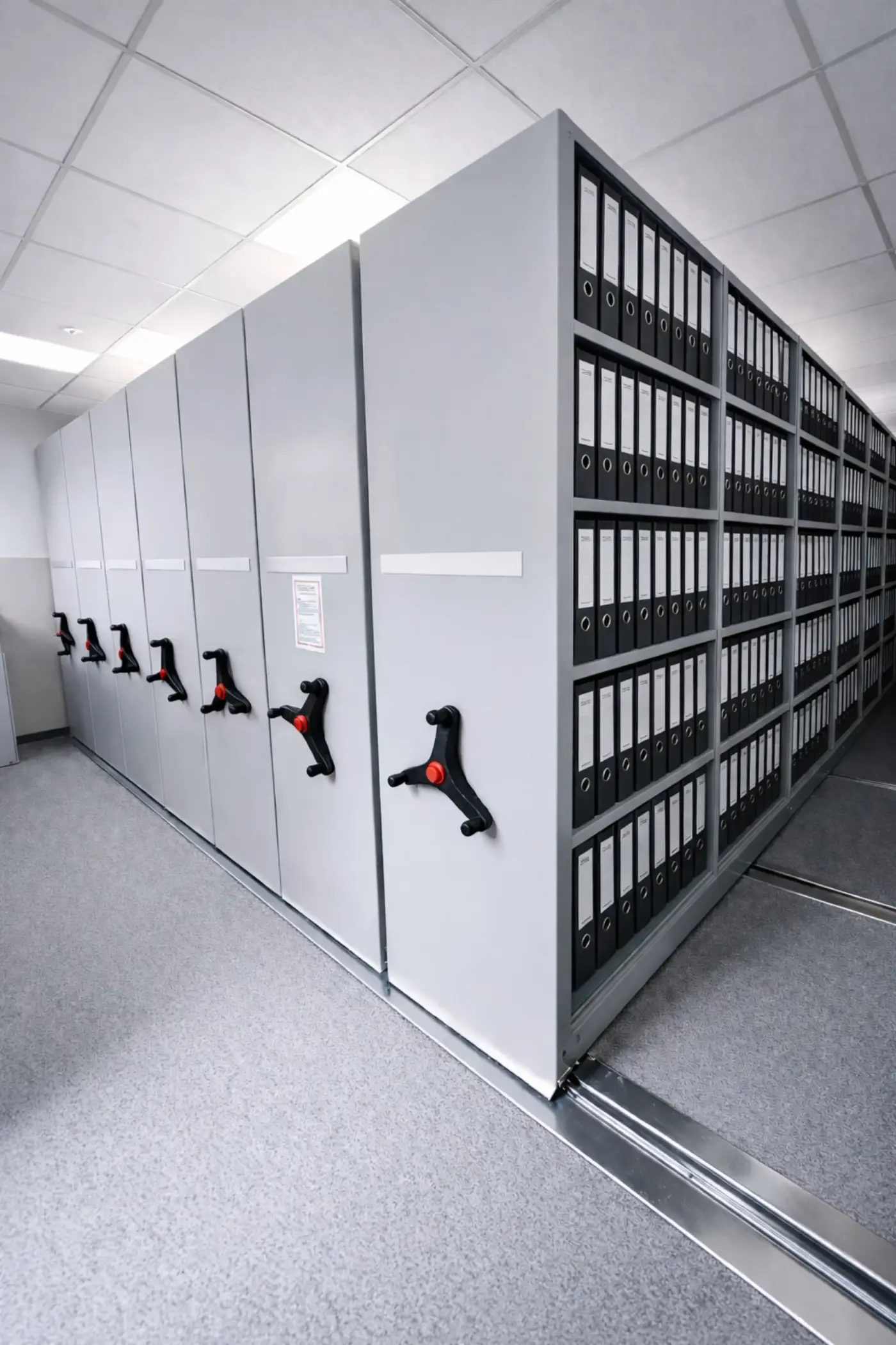 Regały jezdne przesuwne MITUM w archiwum dokumentów